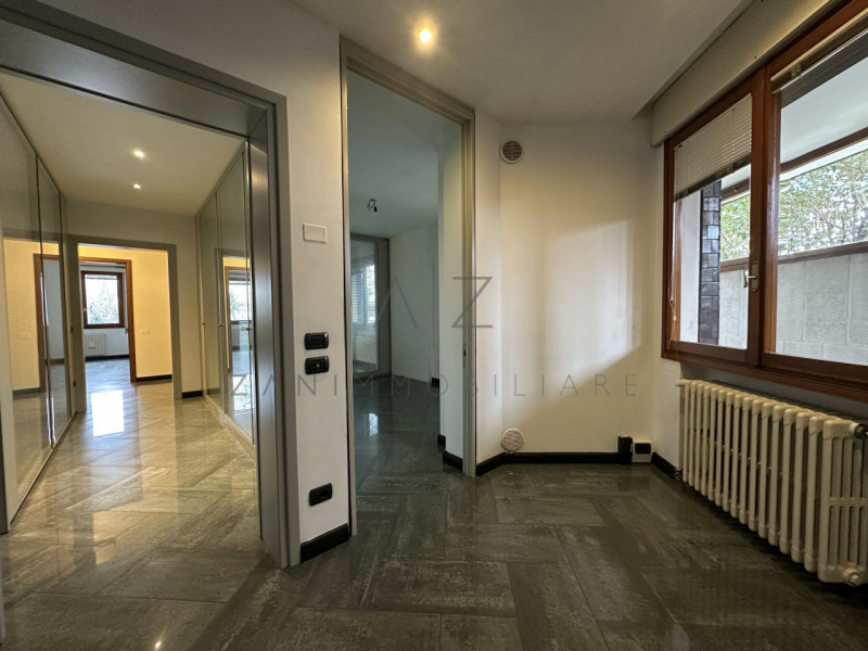 Proponiamo in vendita un ampio ufficio funzionale situato in zona ben servita a Castelfranco Vene...