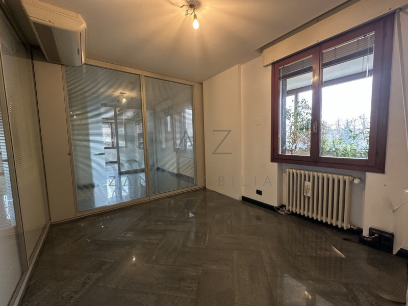 Proponiamo in vendita un ampio ufficio funzionale situato in zona ben servita a Castelfranco Vene...