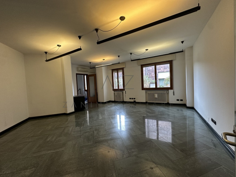 Proponiamo in vendita un ampio ufficio funzionale situato in zona ben servita a Castelfranco Vene...