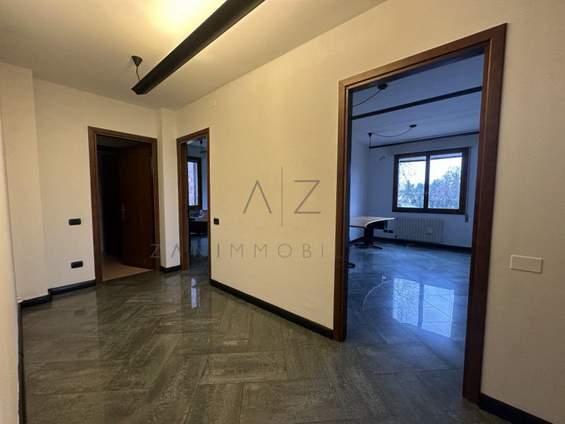Proponiamo in vendita un ampio ufficio funzionale situato in zona ben servita a Castelfranco Vene...