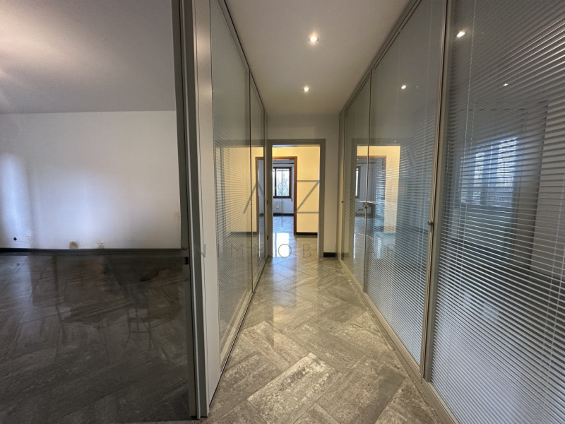Proponiamo in vendita un ampio ufficio funzionale situato in zona ben servita a Castelfranco Vene...