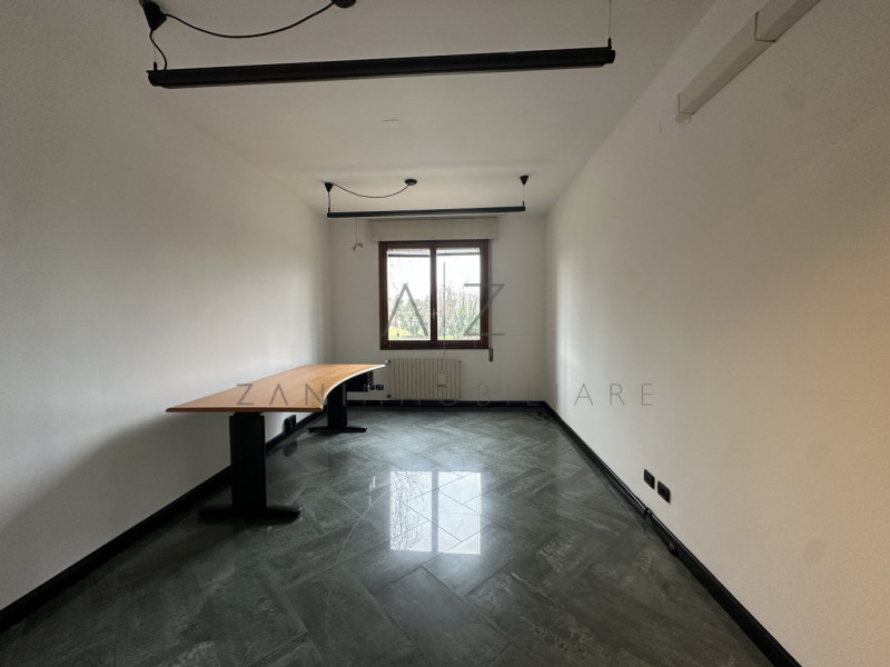 Proponiamo in vendita un ampio ufficio funzionale situato in zona ben servita a Castelfranco Vene...