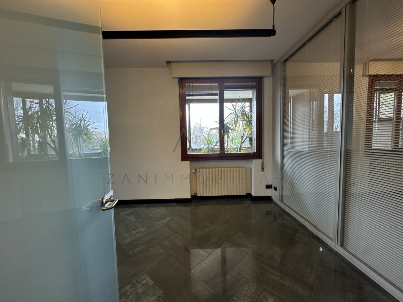 Proponiamo in vendita un ampio ufficio funzionale situato in zona ben servita a Castelfranco Vene...