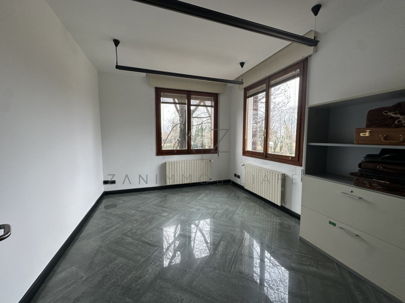 Proponiamo in vendita un ampio ufficio funzionale situato in zona ben servita a Castelfranco Vene...