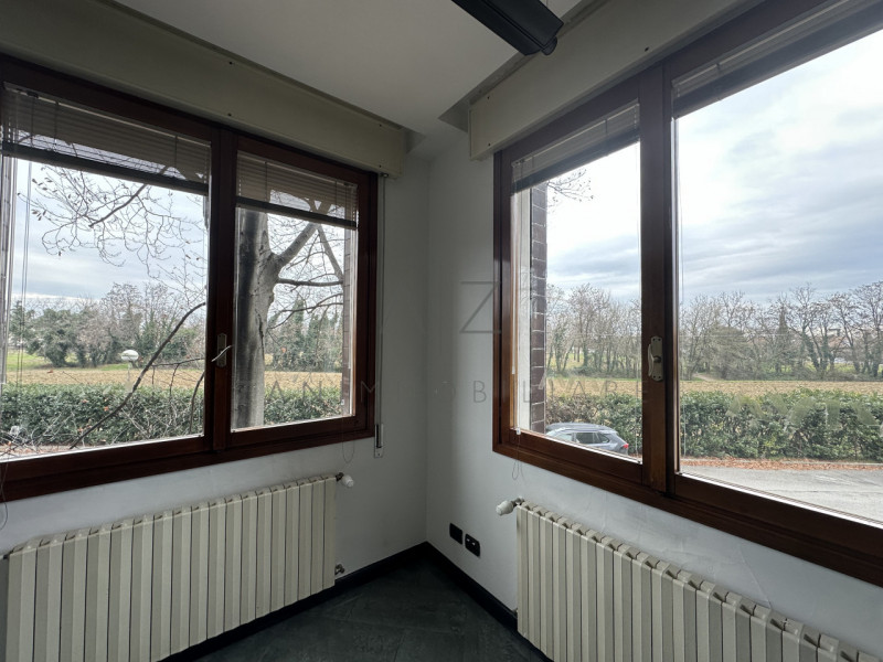 Proponiamo in vendita un ampio ufficio funzionale situato in zona ben servita a Castelfranco Vene...