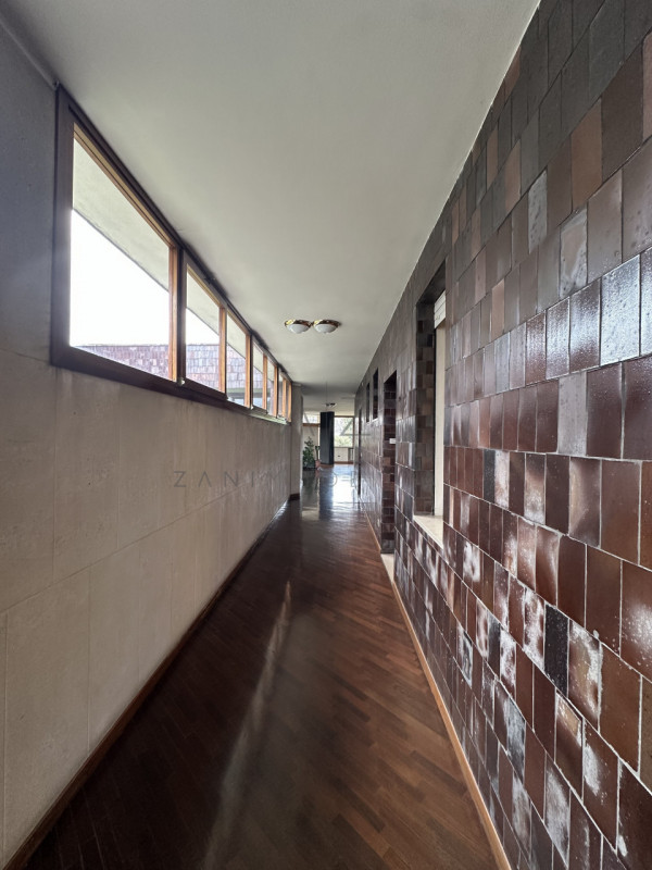 Proponiamo in vendita un ampio ufficio funzionale situato in zona ben servita a Castelfranco Vene...