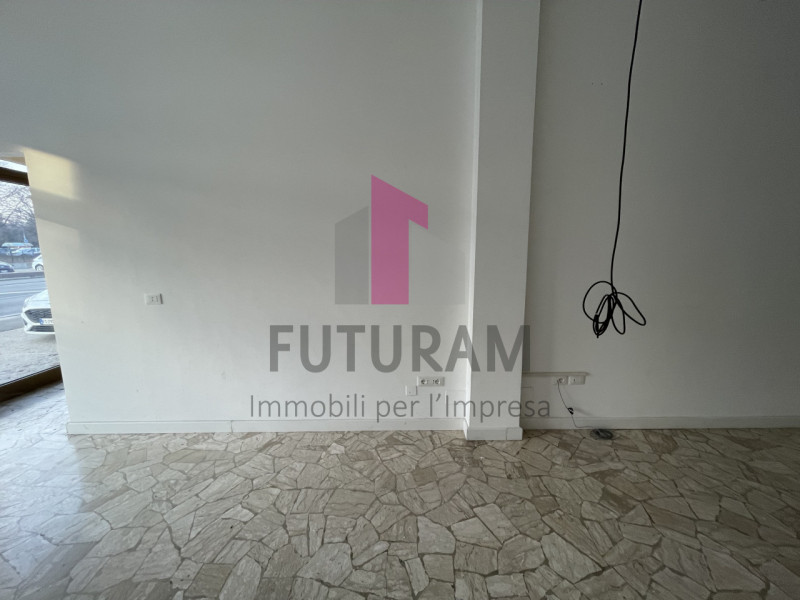 MONTEGALDA - RIF. 6FIL - Per info 0444/310220 - 

Proponiamo in affitto un grande negozio di circ...