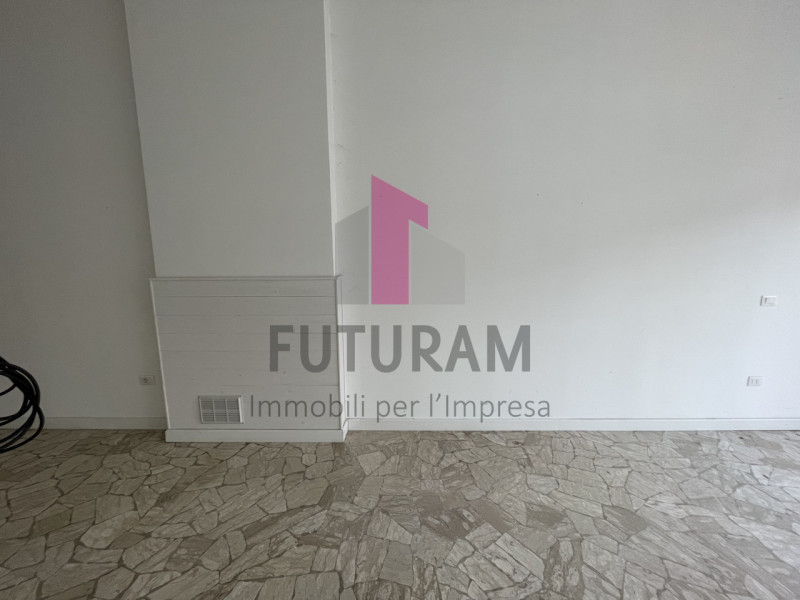 MONTEGALDA - RIF. 6FIL - Per info 0444/310220 - 

Proponiamo in affitto un grande negozio di circ...