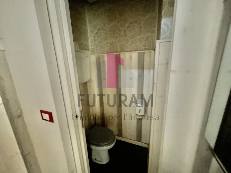 MONTEGALDA - RIF. 6FIL - Per info 0444/310220 - 

Proponiamo in affitto un grande negozio di circ...