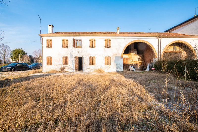 Se stai cercando un'immobile distante dal traffico urbano questa è la soluzione perfetta per te!
...