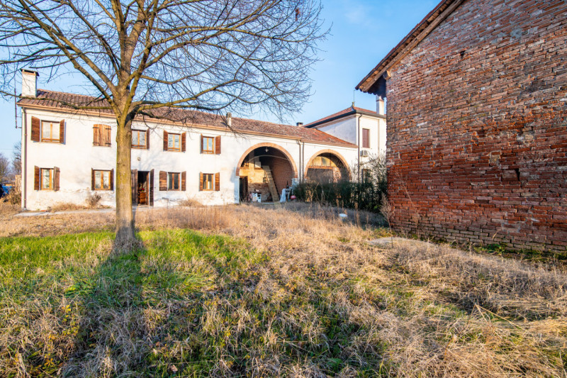 Se stai cercando un'immobile distante dal traffico urbano questa è la soluzione perfetta per te!
...