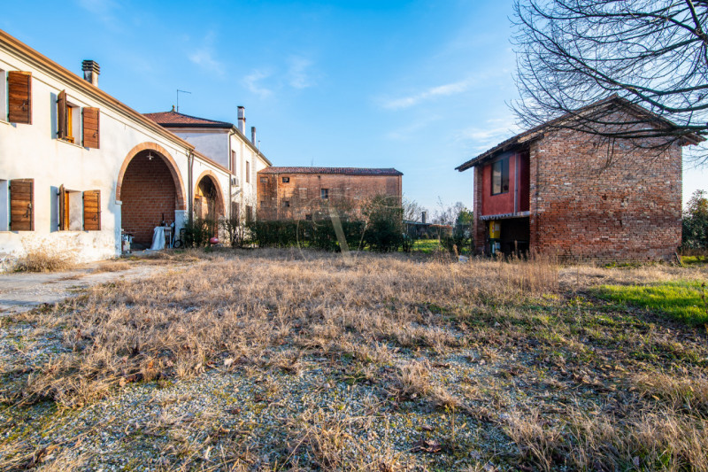 Se stai cercando un'immobile distante dal traffico urbano questa è la soluzione perfetta per te!
...