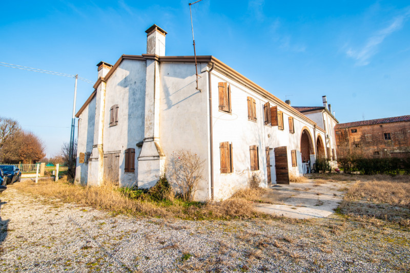 Se stai cercando un'immobile distante dal traffico urbano questa è la soluzione perfetta per te!
...