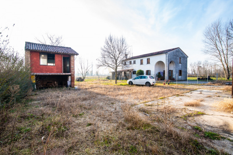 Se stai cercando un'immobile distante dal traffico urbano questa è la soluzione perfetta per te!
...