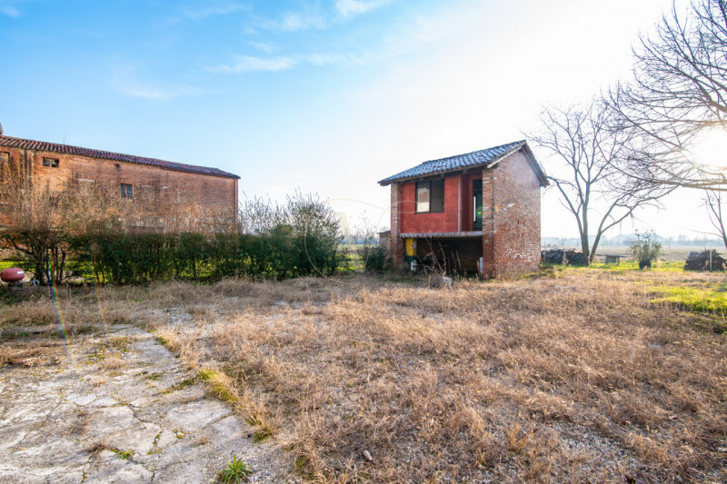 Se stai cercando un'immobile distante dal traffico urbano questa è la soluzione perfetta per te!
...