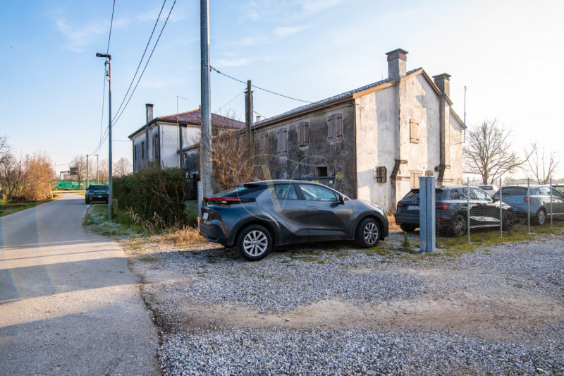 Se stai cercando un'immobile distante dal traffico urbano questa è la soluzione perfetta per te!
...