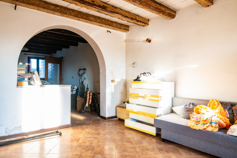 Se stai cercando un'immobile distante dal traffico urbano questa è la soluzione perfetta per te!
...