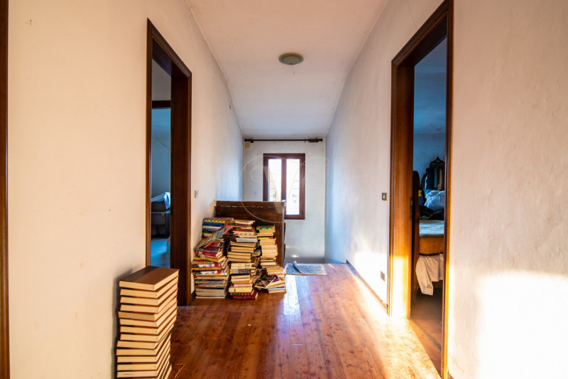 Se stai cercando un'immobile distante dal traffico urbano questa è la soluzione perfetta per te!
...