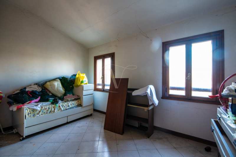 Se stai cercando un'immobile distante dal traffico urbano questa è la soluzione perfetta per te!
...