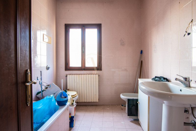 Se stai cercando un'immobile distante dal traffico urbano questa è la soluzione perfetta per te!
...