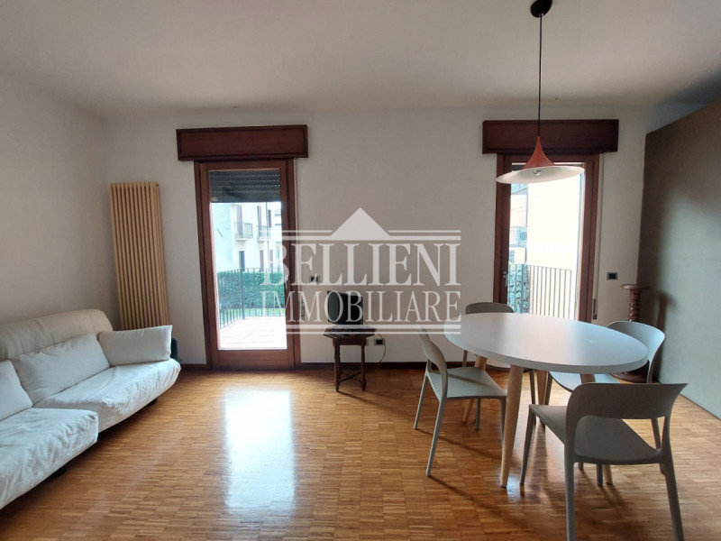 ARACELI: In una laterale in zona Araceli proponiamo in affitto un appartamento appena ristruttura...