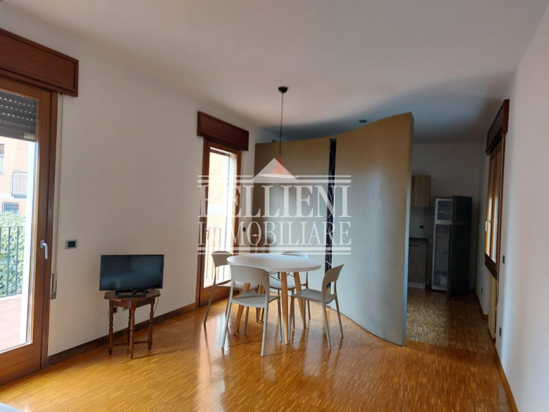 ARACELI: In una laterale in zona Araceli proponiamo in affitto un appartamento appena ristruttura...