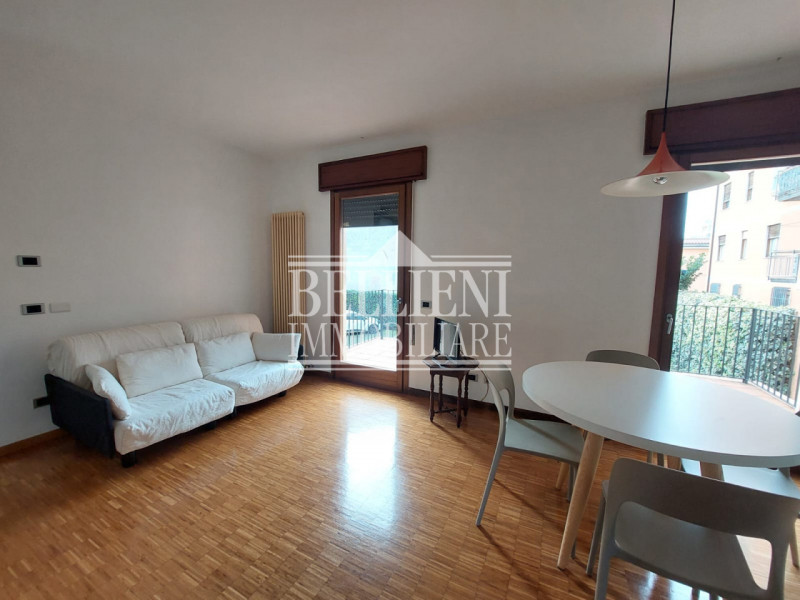 ARACELI: In una laterale in zona Araceli proponiamo in affitto un appartamento appena ristruttura...