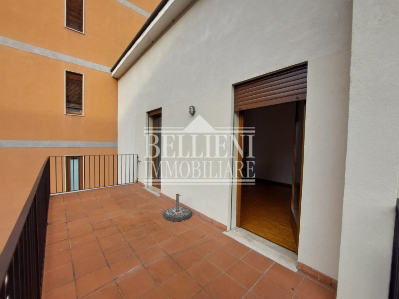 ARACELI: In una laterale in zona Araceli proponiamo in affitto un appartamento appena ristruttura...