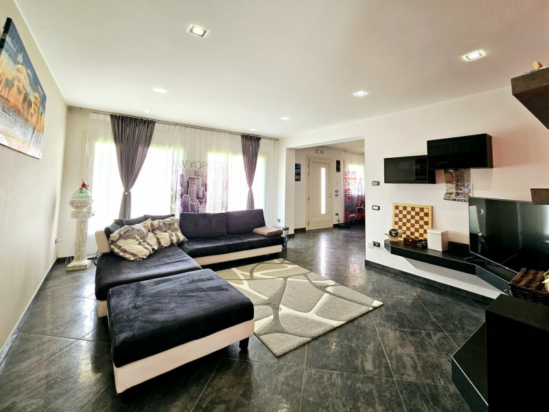 Ad Anguillara Veneta, proponiamo in vendita compendio immobiliare, attualmente suddiviso in due u...