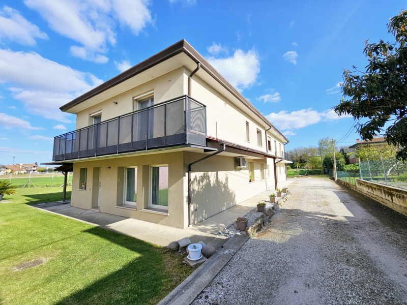 Ad Anguillara Veneta, proponiamo in vendita compendio immobiliare, attualmente suddiviso in due u...