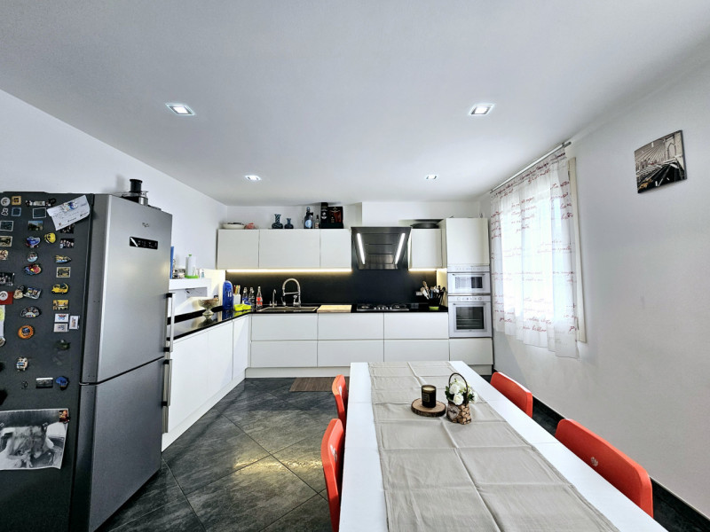 Ad Anguillara Veneta, proponiamo in vendita compendio immobiliare, attualmente suddiviso in due u...