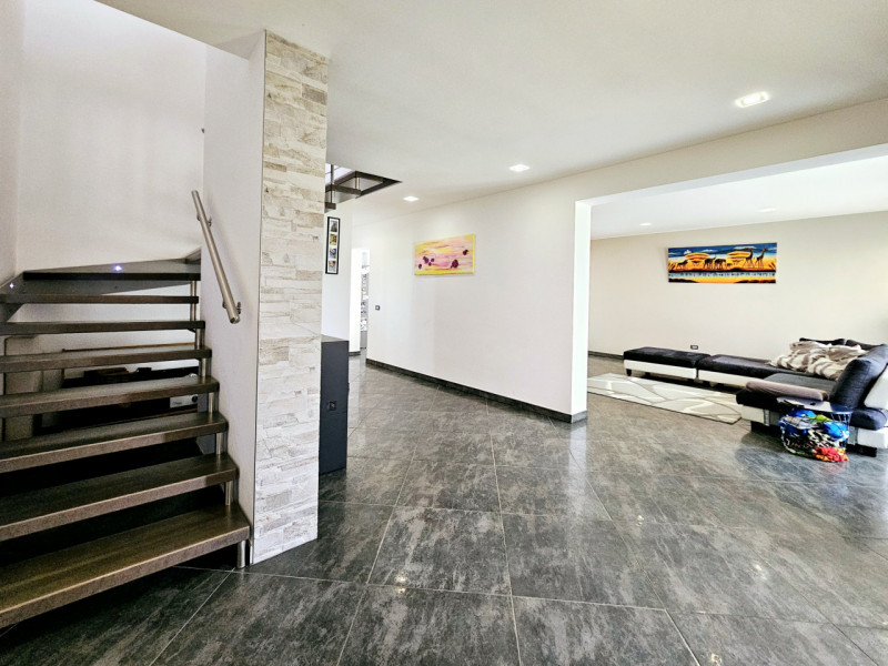 Ad Anguillara Veneta, proponiamo in vendita compendio immobiliare, attualmente suddiviso in due u...