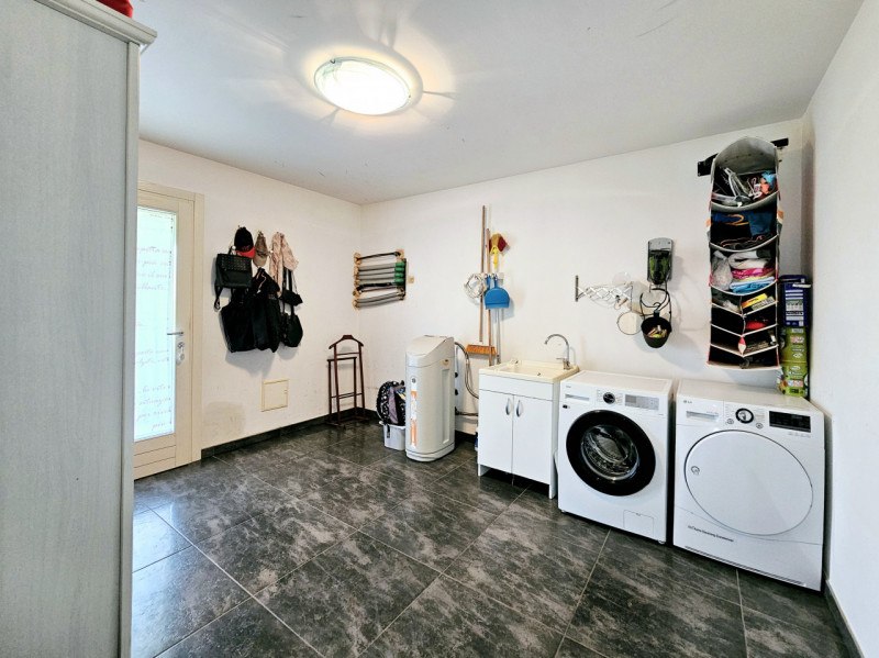 Ad Anguillara Veneta, proponiamo in vendita compendio immobiliare, attualmente suddiviso in due u...