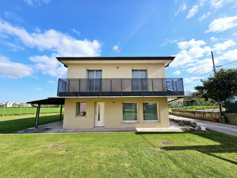 Ad Anguillara Veneta, proponiamo in vendita compendio immobiliare, attualmente suddiviso in due u...