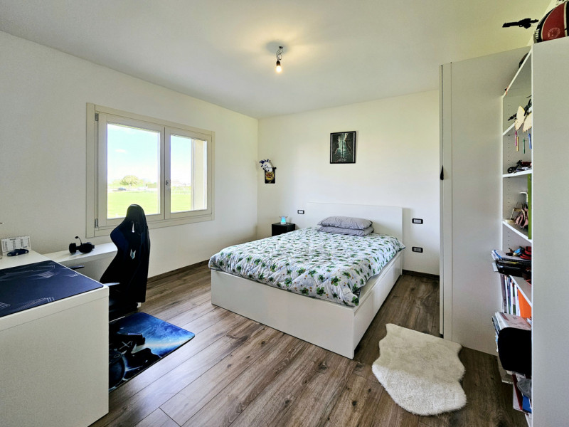 Ad Anguillara Veneta, proponiamo in vendita compendio immobiliare, attualmente suddiviso in due u...