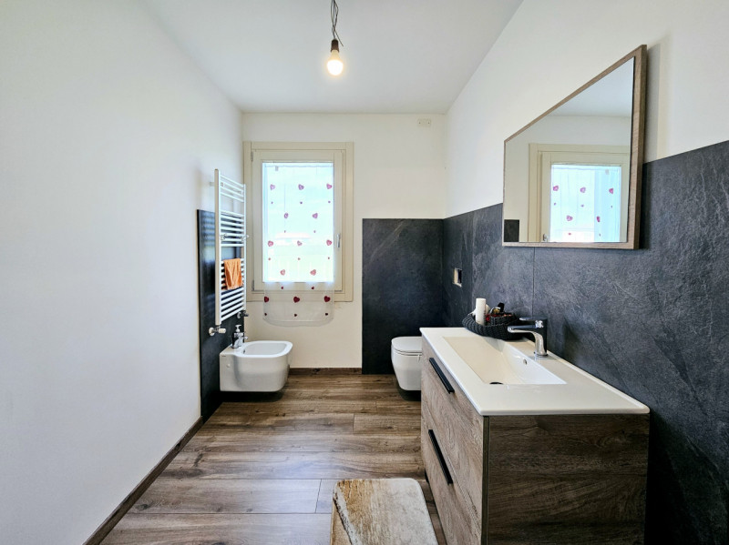 Ad Anguillara Veneta, proponiamo in vendita compendio immobiliare, attualmente suddiviso in due u...