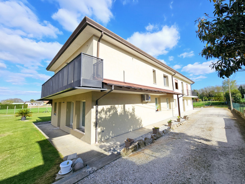 Ad Anguillara Veneta, proponiamo in vendita compendio immobiliare, attualmente suddiviso in due u...