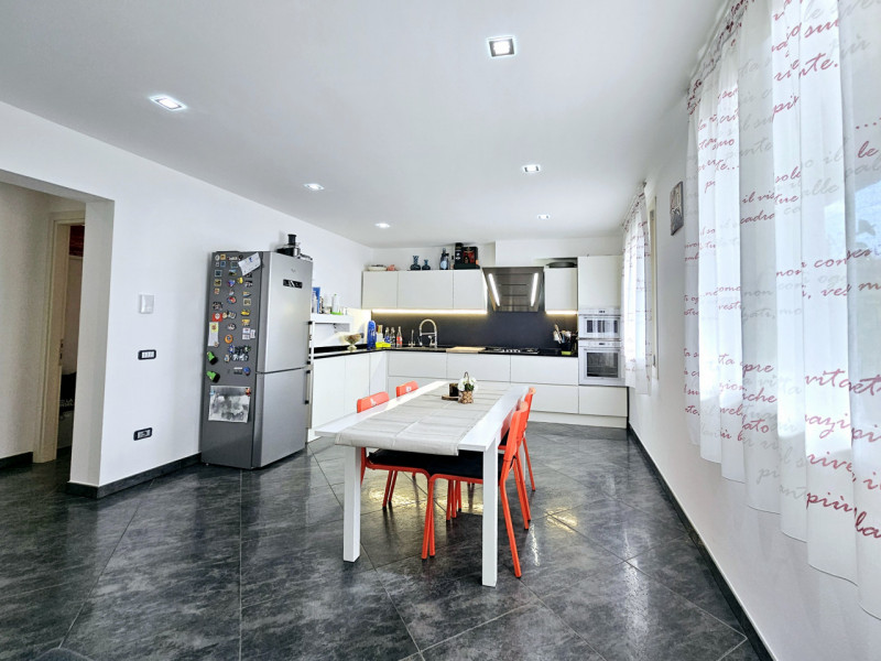 Ad Anguillara Veneta, proponiamo in vendita compendio immobiliare, attualmente suddiviso in due u...