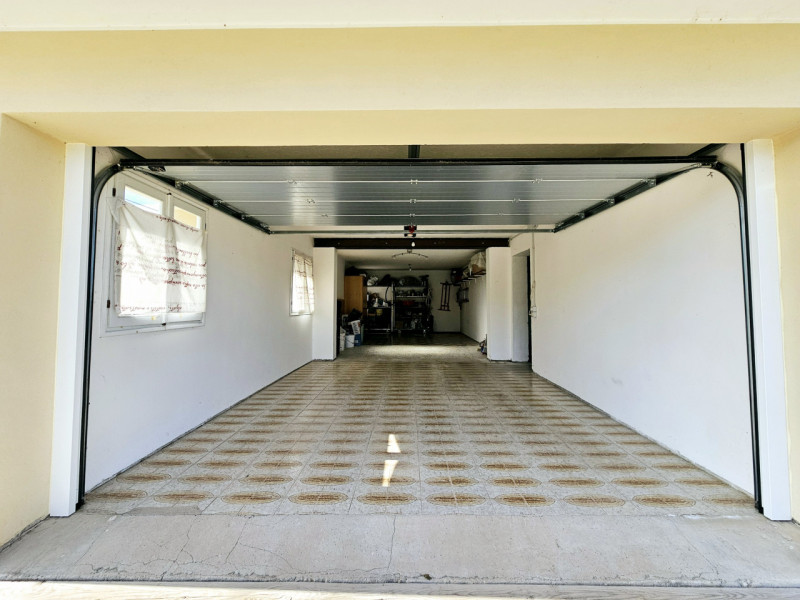 Ad Anguillara Veneta, proponiamo in vendita compendio immobiliare, attualmente suddiviso in due u...