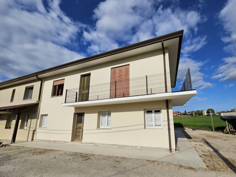 Ad Anguillara Veneta, proponiamo in vendita compendio immobiliare, attualmente suddiviso in due u...