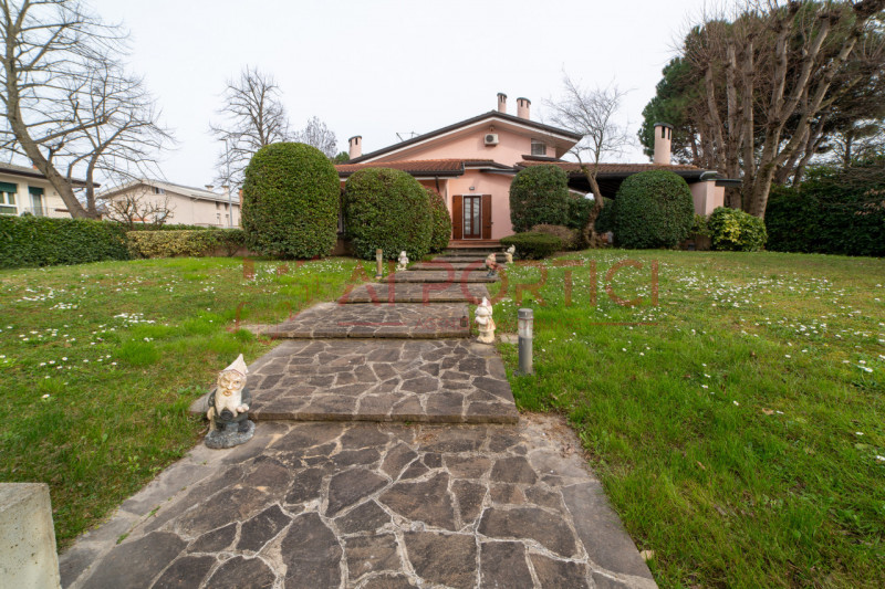 SANT'ANGELO DI PIOVE DI SACCO - In posizione centrale, proponiamo una splendida VILLA SINGOLA imm...