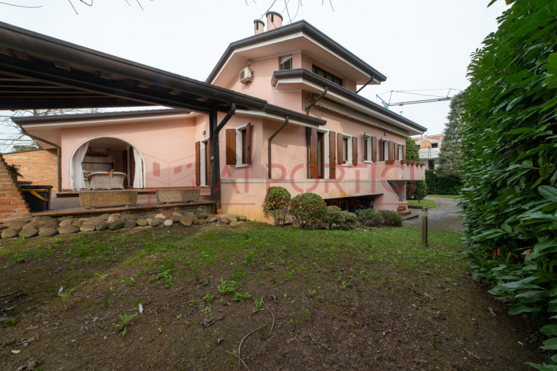 SANT'ANGELO DI PIOVE DI SACCO - In posizione centrale, proponiamo una splendida VILLA SINGOLA imm...