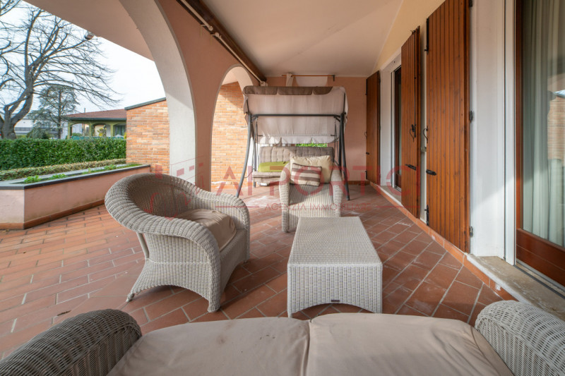 SANT'ANGELO DI PIOVE DI SACCO - In posizione centrale, proponiamo una splendida VILLA SINGOLA imm...