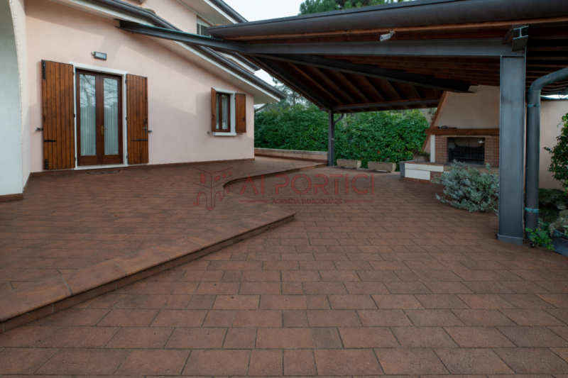 SANT'ANGELO DI PIOVE DI SACCO - In posizione centrale, proponiamo una splendida VILLA SINGOLA imm...