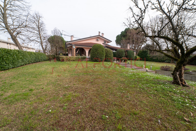 SANT'ANGELO DI PIOVE DI SACCO - In posizione centrale, proponiamo una splendida VILLA SINGOLA imm...