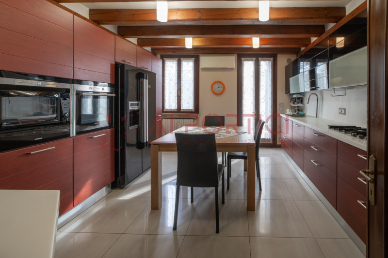 SANT'ANGELO DI PIOVE DI SACCO - In posizione centrale, proponiamo una splendida VILLA SINGOLA imm...