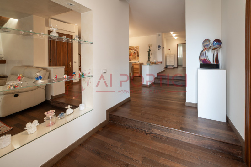 SANT'ANGELO DI PIOVE DI SACCO - In posizione centrale, proponiamo una splendida VILLA SINGOLA imm...