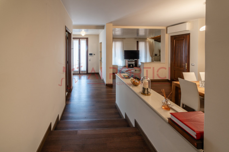 SANT'ANGELO DI PIOVE DI SACCO - In posizione centrale, proponiamo una splendida VILLA SINGOLA imm...