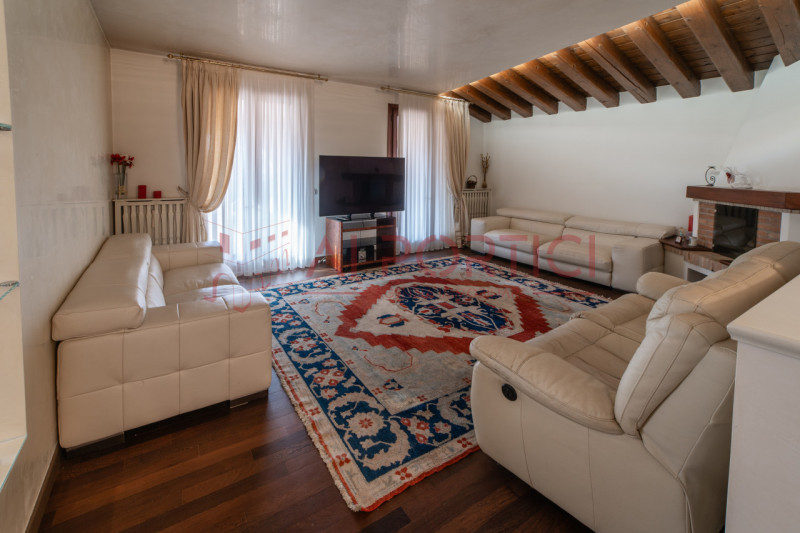 SANT'ANGELO DI PIOVE DI SACCO - In posizione centrale, proponiamo una splendida VILLA SINGOLA imm...
