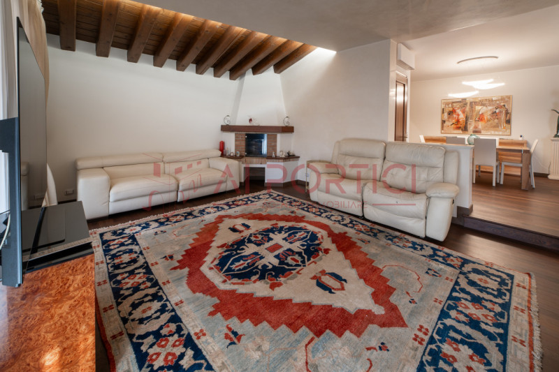 SANT'ANGELO DI PIOVE DI SACCO - In posizione centrale, proponiamo una splendida VILLA SINGOLA imm...